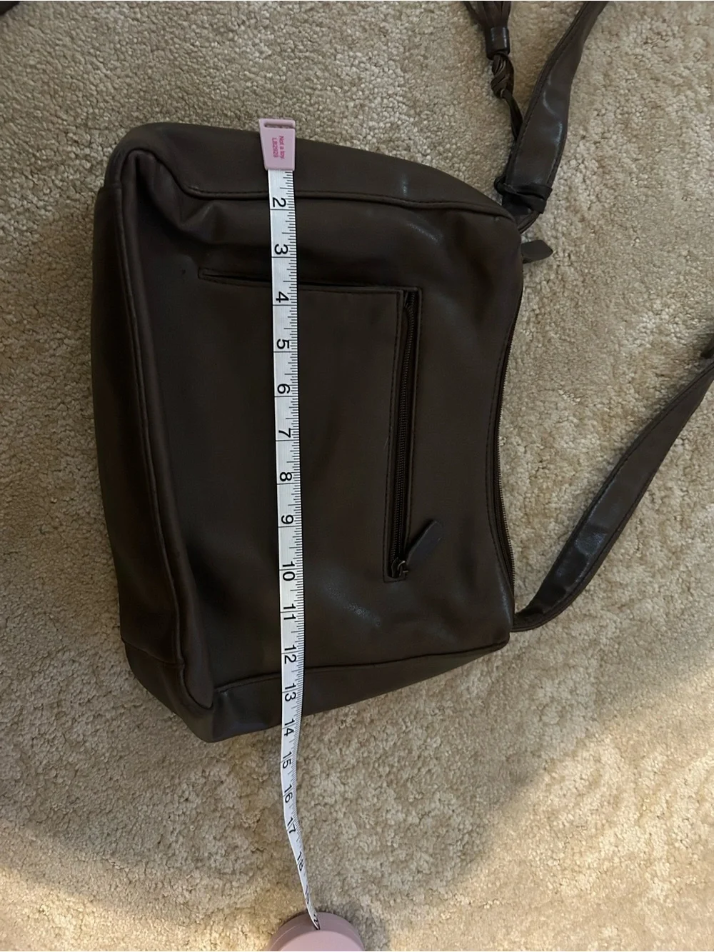 Liz Claiborne brown shoulder / crossbody purse w/ adjustable strap & pockets.